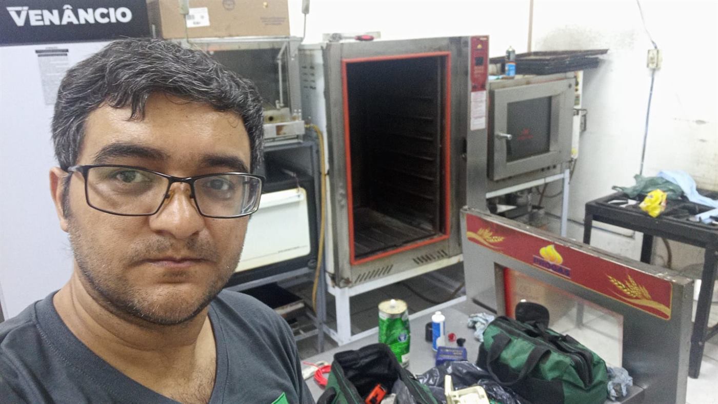Dhonathas Firmiano, técnico responsável pela Dhotec, em manutenção de forno industrial