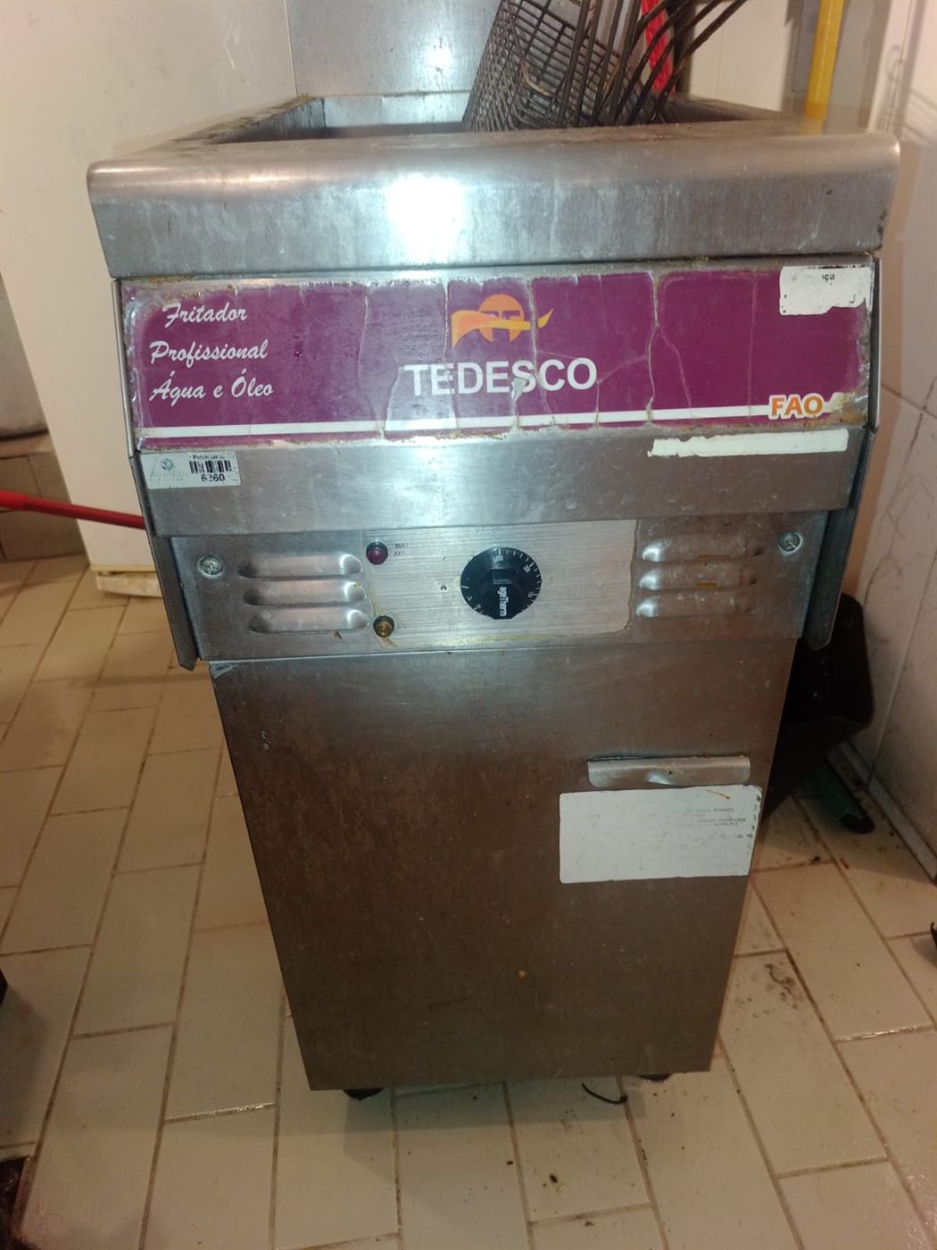 Fritadeira profissional a água e óleo em manutenção