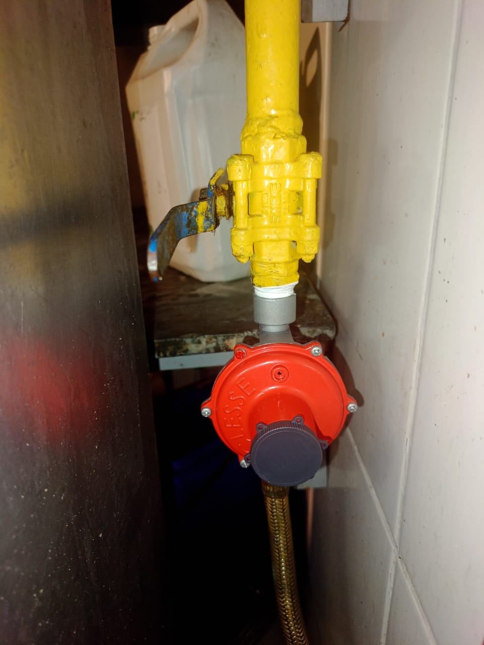 Instalação e regulador de gás de equipamento industrial