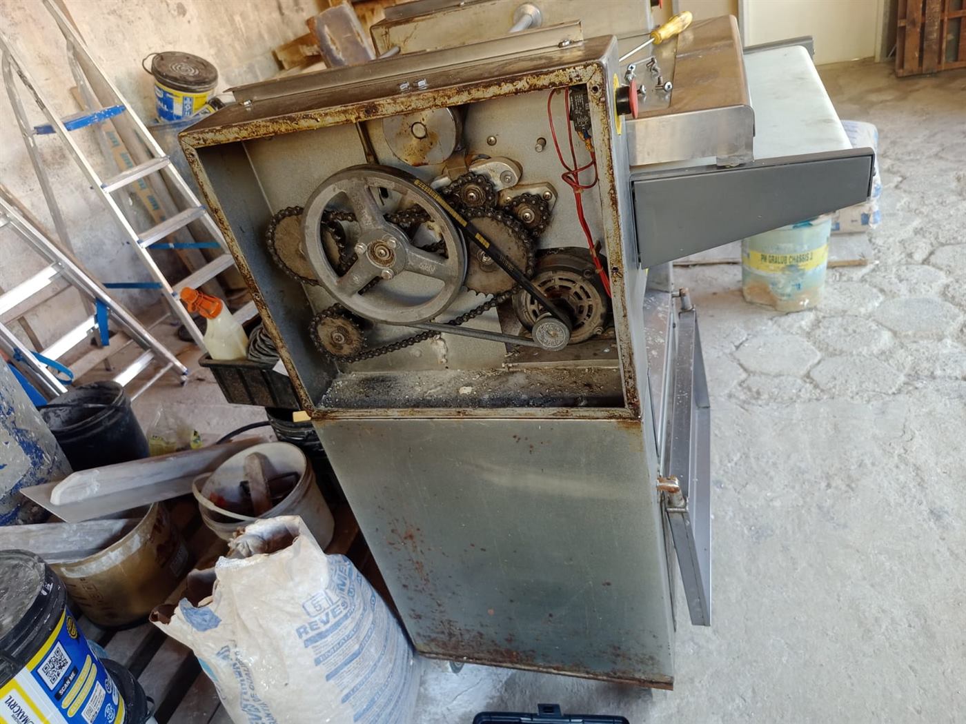 Técnico da Dhotec fazendo manutenção interna de uma masseira industrial