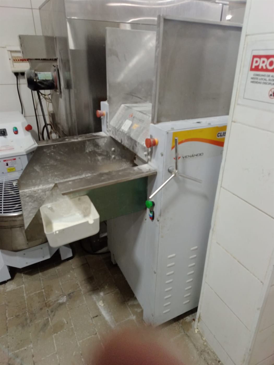 Bastidor de padaria industrial com fornos e masseiras Venâncio