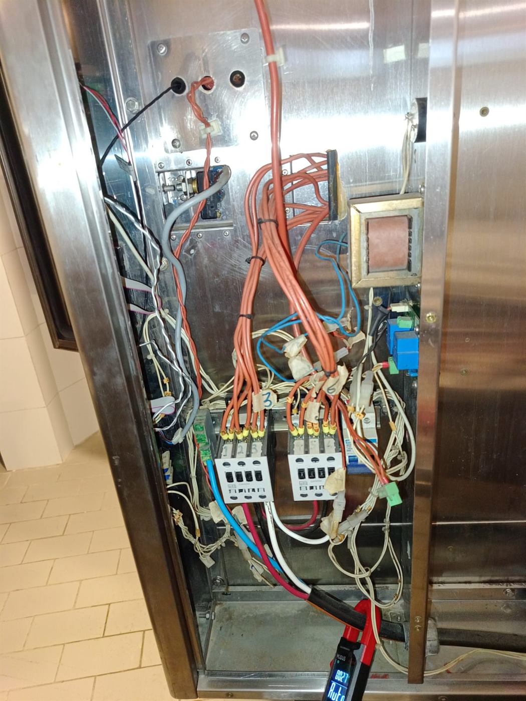 Painel elétrico interno de forno industrial com fiação organizada
